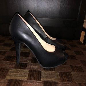 Size 5, Nine West black pumps